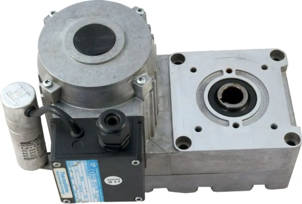 Antriebs- und Flachgetriebemotor von Wolf, geeignet für Brennerschnecke und Spiro, mit Verbindungselementen und sichtbarem Gehäuseeingang.